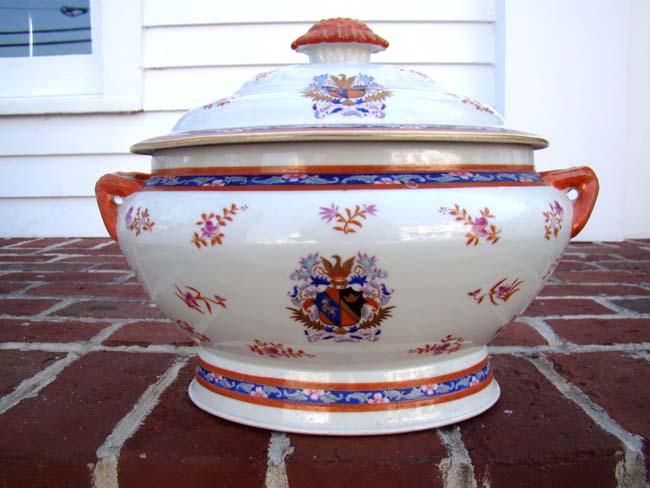 A beautiful late 19th or early 20th century Chinese Export covered soup tureen
